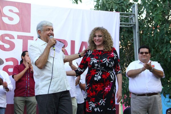 La senadora de la República de México por el estado de Quintana Roo, Luz María Beristain Navarrete con el presidente electo de México Andrés Manuel López Obrador - Sputnik Mundo