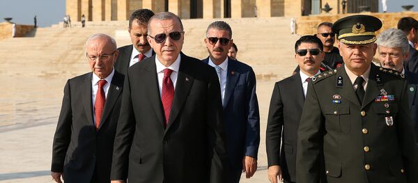 Recep Tayyip Erdogan, presidente de Turquía (centro) - Sputnik Mundo