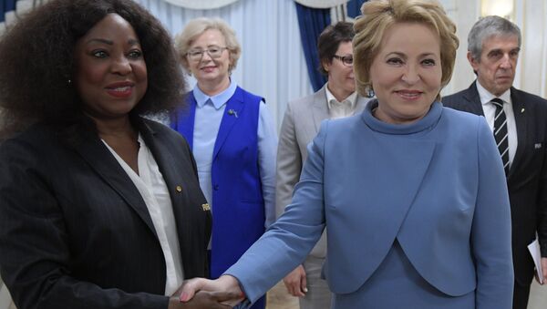 La secretaria general de la FIFA, Fatma Samoura, y la presidenta del Consejo de la Federación, Valentina Matvienko - Sputnik Mundo