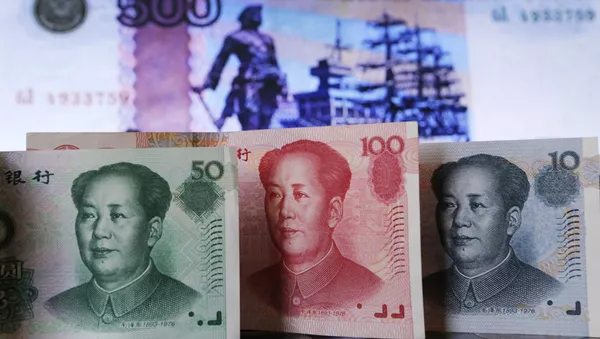 Billetes de yuanes y rublos