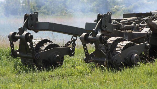 Una máquina dragaminas al lado de un tanque - Sputnik Mundo