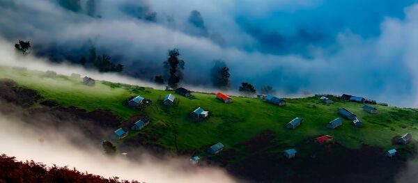 Niebla y nubes en las montañas de Irán - Sputnik Mundo