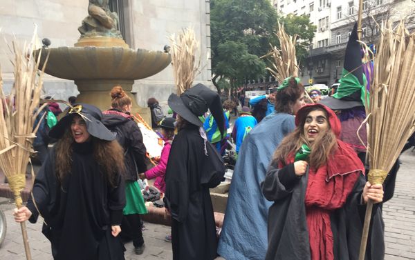 Artistas callejeros protestan en Argentina - Sputnik Mundo