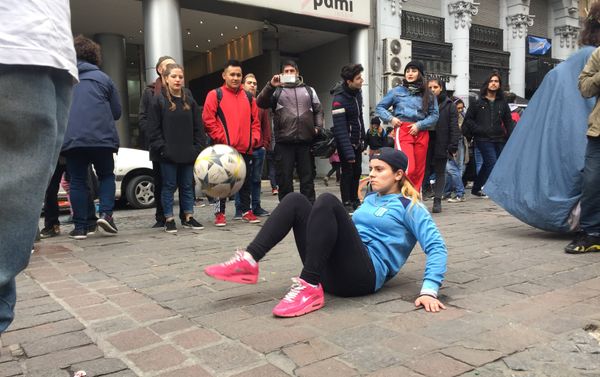 Artistas callejeros protestan en Argentina - Sputnik Mundo