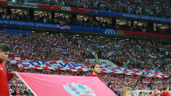 Los aficionados croatas muestran un cartel con la frase 'Gracias, Rusia'