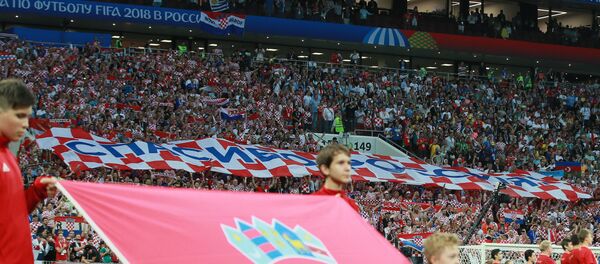 Los aficionados croatas muestran un cartel con la frase 'Gracias, Rusia' - Sputnik Mundo