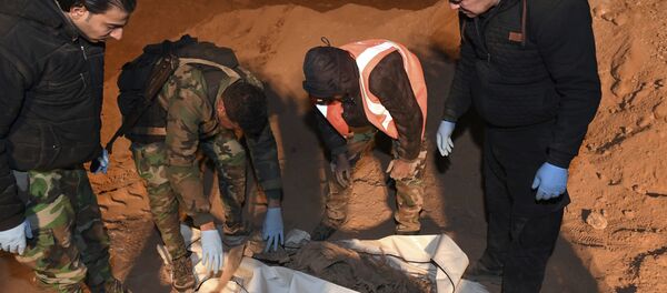 Fosas comunes descubiertas en la ciudad siria de Al Raqa (archivo) - Sputnik Mundo