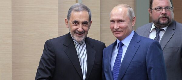 El asesor para asuntos internacionales del líder supremo de Irán, Alí Akbar Velayati, y el presidente de Rusia, Vladímir Putin - Sputnik Mundo