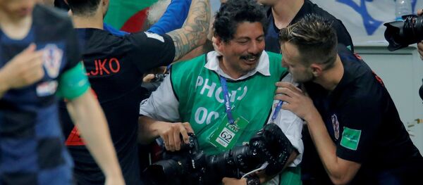 Los futbolistas croatas celebran junto al fotógrafo Yuri Cortez después del gol de Mario Mandzukic ante Inglaterra - Sputnik Mundo
