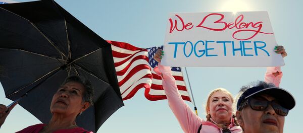 Los estadounidenses marchan en apoyo de reunificación de familias de migrantes Los estadounidenses marchan en apoyo de reunificación de familias de migrantes - Sputnik Mundo