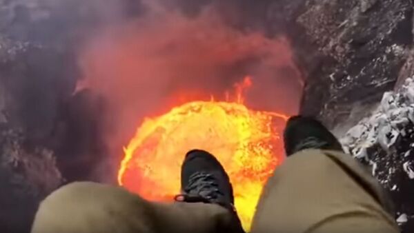 Hombre colgado sobre un volcán - Sputnik Mundo