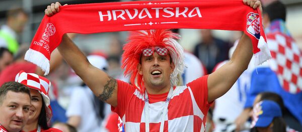 Un hincha de Croacia durante el Mundial de Rusia - Sputnik Mundo