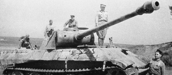 Soldados soviéticos cerca de un tanque alemán destruido en la batalla de Kursk - Sputnik Mundo