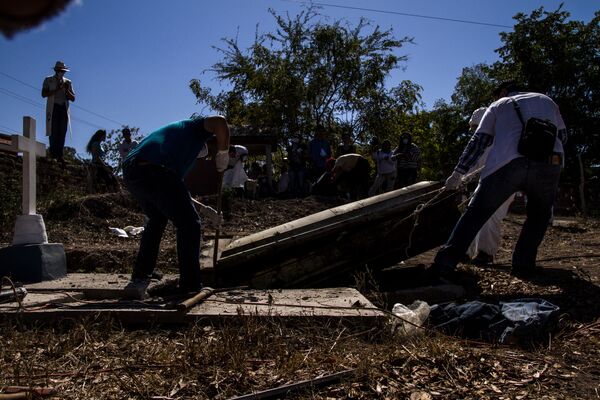 Exhumación de una fosa común en Sinaloa a pedido de las familias, de un cuerpo sepultado erróneamente y desaparecido por funcionarios del Estado mexicano Exhumación de una fosa común en Sinaloa a pedido de las familias, de un cuerpo sepultado erróneamente y desaparecido por funcionarios del Estado mexicano - Sputnik Mundo