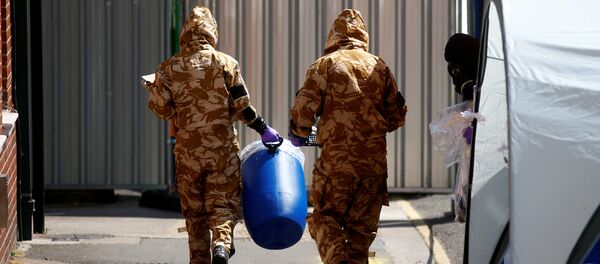 Investigadores en el lugar del envenenamiento en Amesbury, Reino Unido (archivo) - Sputnik Mundo