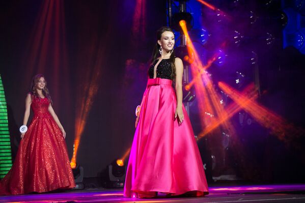 Coronan en Bielorrusia a la Reina de la Primavera - Sputnik Mundo