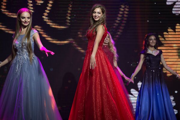 Coronan en Bielorrusia a la Reina de la Primavera - Sputnik Mundo