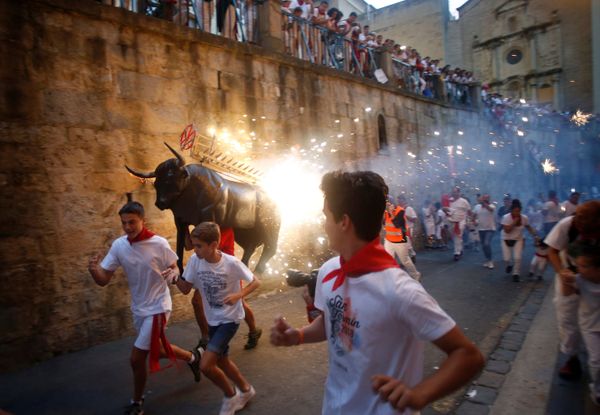 Los corredores, en plenos sanfermines de Pamplona (Navarra, España) - Sputnik Mundo