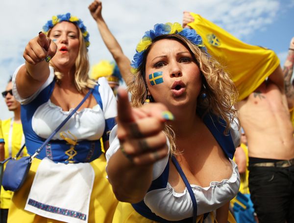 Las hinchas de la selección sueca antes del partido de cuartos del Mundial de fútbol contra Inglaterra. - Sputnik Mundo