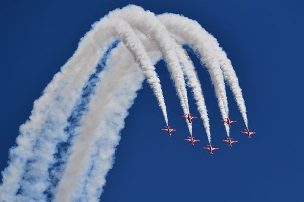 El grupo acrobático británico Red Arrows —'Flecha rojas', en español— de la Real Fuerza Aérea antes de que diese comienzo el GP de Fórmula 1 de Gran Bretaña. - Sputnik Mundo