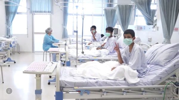 Estos niños fueron rescatados de una cueva en Tailandia y trasladados al hospital de la ciudad de Chiang Rai. - Sputnik Mundo