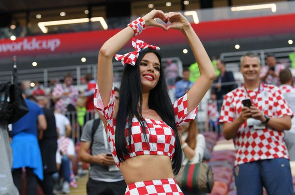 Una hincha de la selección croata, antes del partido de semifinales contra Inglaterra. - Sputnik Mundo