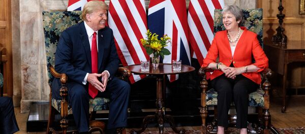 Presidente de EEUU, Donald Trump, y primera ministra del Reino Unido, Theresa May - Sputnik Mundo