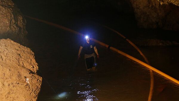 Un buzo en la cueva Tham Luang, Tailandia - Sputnik Mundo