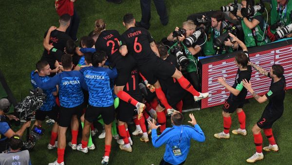 Futbolistas croatas celebran segundo gol ante Inglaterra en las semifinales del Mundial de Rusia Futbolistas croatas celebran segundo gol ante Inglaterra en las semifinales del Mundial de Rusia - Sputnik Mundo
