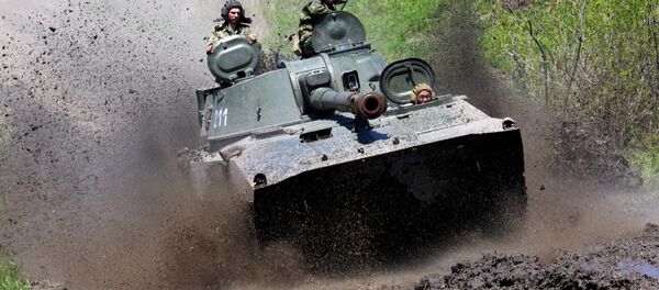 Samohybná houfnice 2S1 Gvozdika je schopná překonávat vodní překážky - Sputnik Mundo