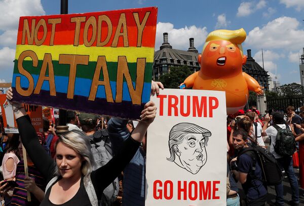 Manifestantes protestan en el centro de Londres contra la visita del presidente de Estados Unidos, Donald Trump  - Sputnik Mundo