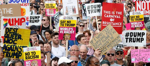 Manifestantes protestan en el centro de Londres contra la visita del presidente de Estados Unidos, Donald Trump - Sputnik Mundo