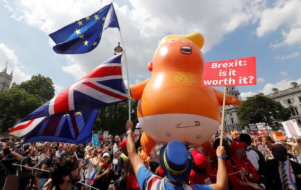 Manifestantes protestan en el centro de Londres contra la visita del presidente de Estados Unidos, Donald Trump  - Sputnik Mundo