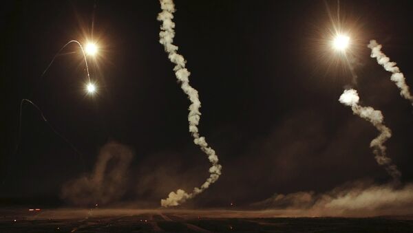 Maniobras nocturnas de los militares rusos (archivo) - Sputnik Mundo
