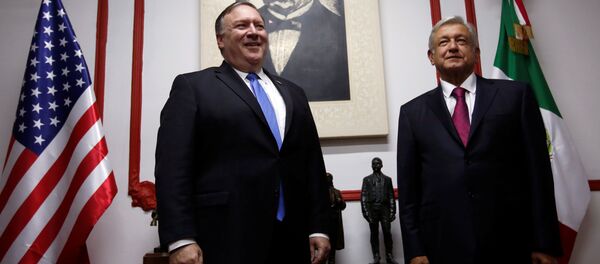 El secretario de Estado de EEUU, Mike Pompeo, y el presidente electo de México, Andrés Manuel López Obrador El secretario de Estado de EEUU, Mike Pompeo, y el presidente electo de México, Andrés Manuel López Obrador - Sputnik Mundo