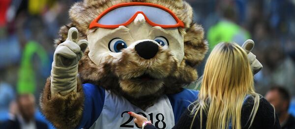 La mascota oficial del Mundial 2018 en Rusia, el lobo Zabivaka - Sputnik Mundo