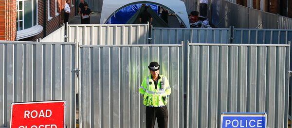 Investigadores en el lugar del envenenamiento en Amesbury, Reino Unido - Sputnik Mundo