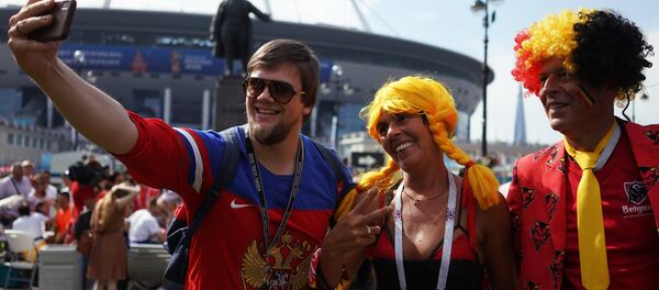 Un hincha ruso se hace un selfi con fans de la selección de Bélgica - Sputnik Mundo