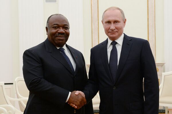 Presidente de Gabón, Ali Bongo Ondimba, y presidente de Rusia, Vladímir Putin - Sputnik Mundo