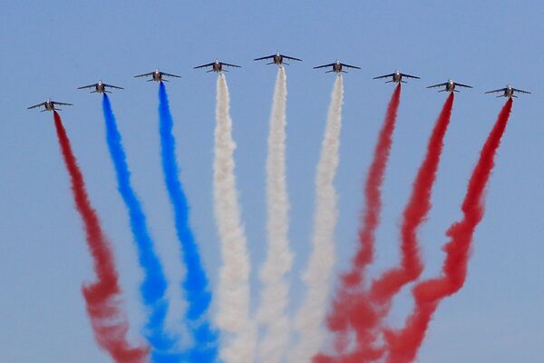 Aviones de la Patrouille de France en el cielo sobre los Campos Elíseos  - Sputnik Mundo