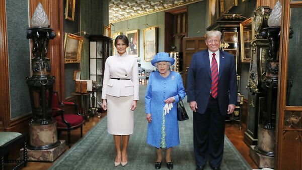 La reina Isabel II de Inglaterra, el presidente estadounidense, Donald Trump, y la primera dama, Melania Trump - Sputnik Mundo
