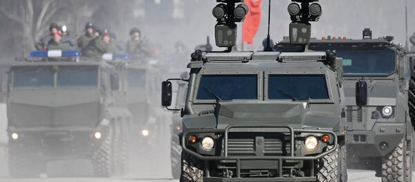 Misiles antitanques Kornet-D sobre el vehículo blindado Tigr - Sputnik Mundo