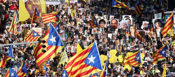 Marcha en Barcelona a favor de la libertad de los presos independentistas catalanes - Sputnik Mundo