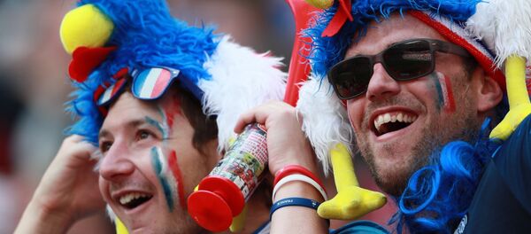 Hinchas franceses en el Estadio Luzhnikí de Moscú durante el partido de su selección contra Dinamarca, correspondiente a la fase de grupos del Mundial 2018 - Sputnik Mundo