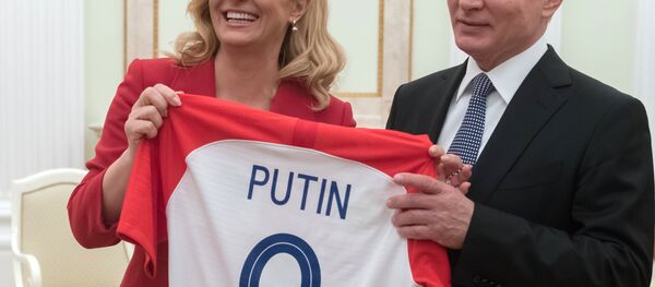El presidente de Rusia, Vladímir Putin, y  la presidenta de Croacia, Kolinda Grabar-Kitarovic - Sputnik Mundo