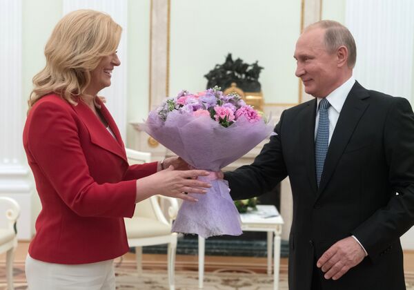 El presidente de Rusia, Vladímir Putin, y la presidenta de Croacia, Kolinda Grabar-Kitarovic - Sputnik Mundo
