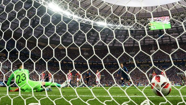 Un disparo a puerta en un partido de fútbol - Sputnik Mundo