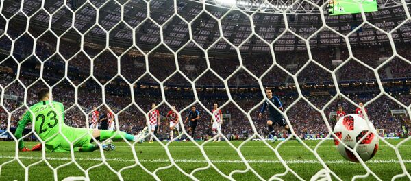 Un disparo a puerta en un partido de fútbol - Sputnik Mundo