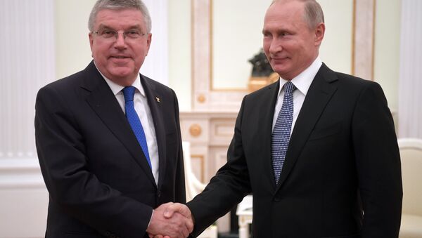Presidente del COI, Thomas Bach y presidente de Rusia, Vladímir Putin - Sputnik Mundo
