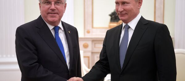 Presidente del COI, Thomas Bach y presidente de Rusia, Vladímir Putin - Sputnik Mundo